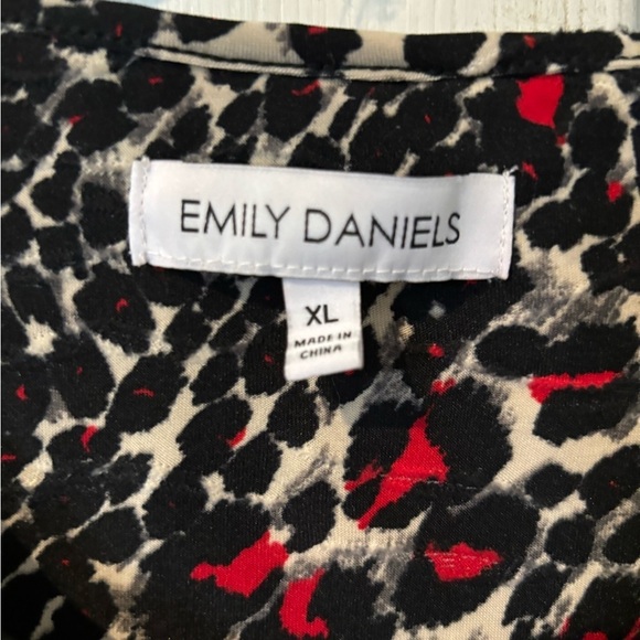 NWOT Emily Daniels Textured Red and Black Leopard Knit Top - Picture 2 of 4